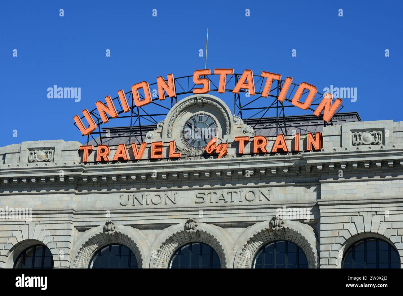 Slogan Voyage en train sur le toit de Union Station, Denver, Colorado un jour de juin. Banque D'Images