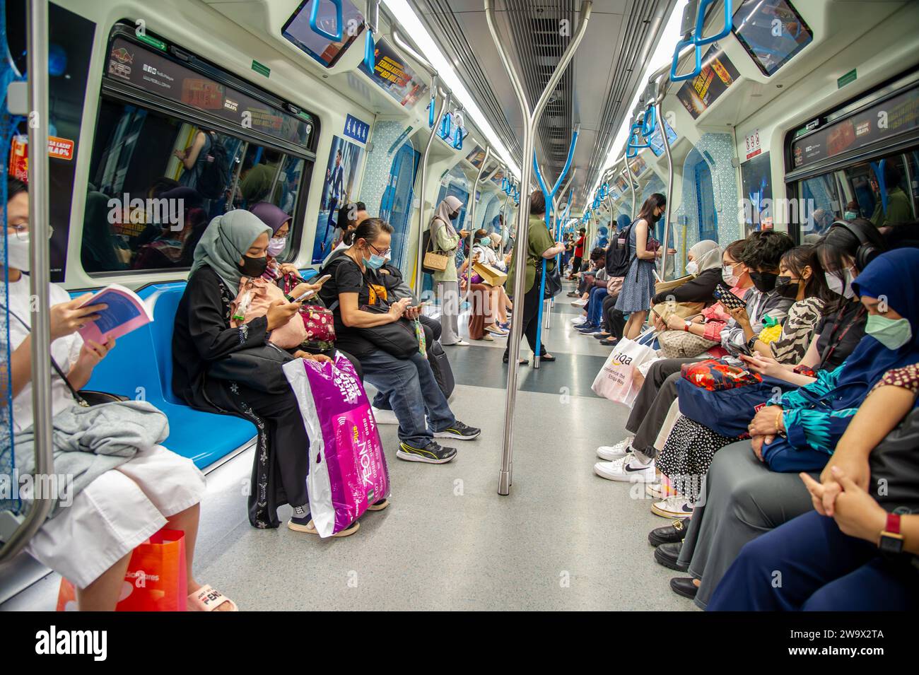 Février 15 -2023-Kuala Lumpur Malaisie-personnes de toutes les ethnies dans le métro Banque D'Images