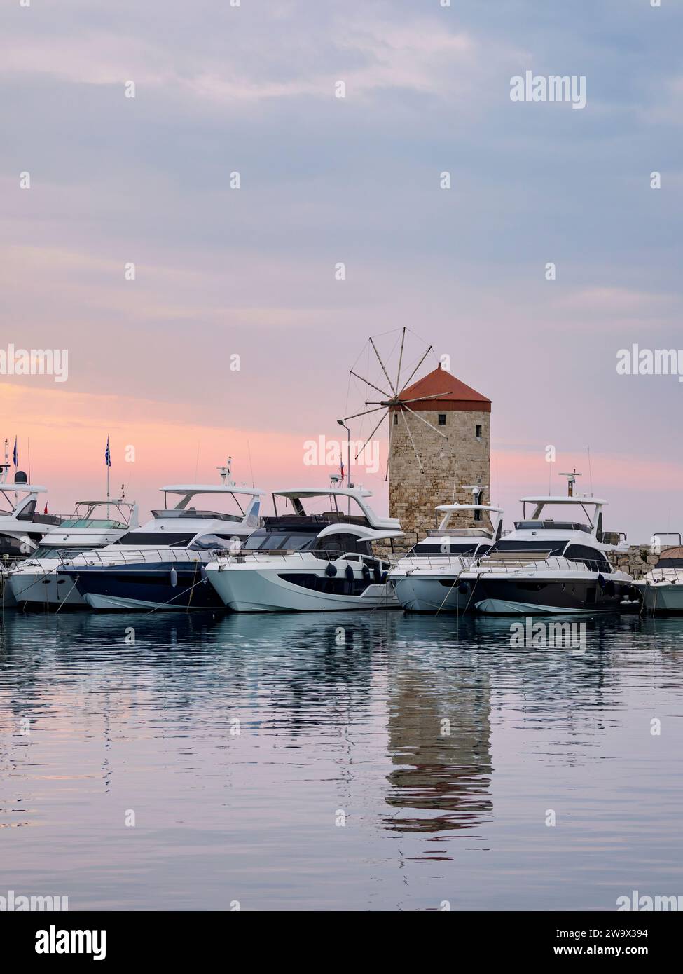 Mandraki Marina au lever du soleil, Rhodes City, Rhodes Island, Dodécanèse, Grèce Banque D'Images