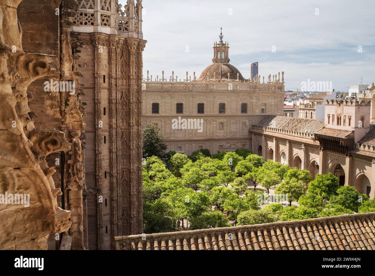 Belle vue de la cathédrale de Séville au patio de los Naranjos (Cour des orangers) à Séville, Andalousie, Espagne. Banque D'Images