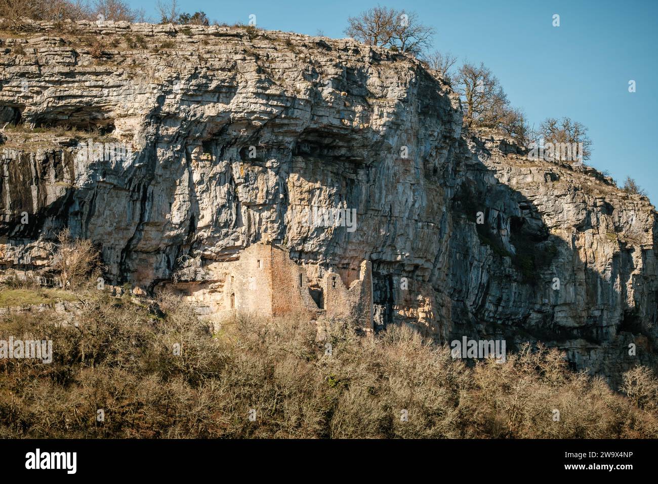 Château des Anglais, un château du 13e siècle construit idans une falaise au-dessus du village d'Autoire dans la région du Lot en France Banque D'Images