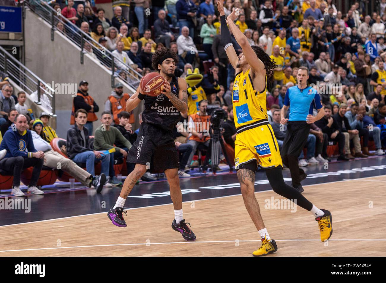 Jhivvan Jackson (Tigers Tuebingen, #56) Jonathan Baehre (MHP Riesen Ludwigsburg, #01) GER, MHP Riesen Ludwigsburg vs Tigers Tuebingen, Basketball, Bundesliga, easycredit BBL, 14. Spieltag, Spielzeit 2023/2024, 30.12.2023 photo : Eibner-Pressefoto/Nina Sander Banque D'Images