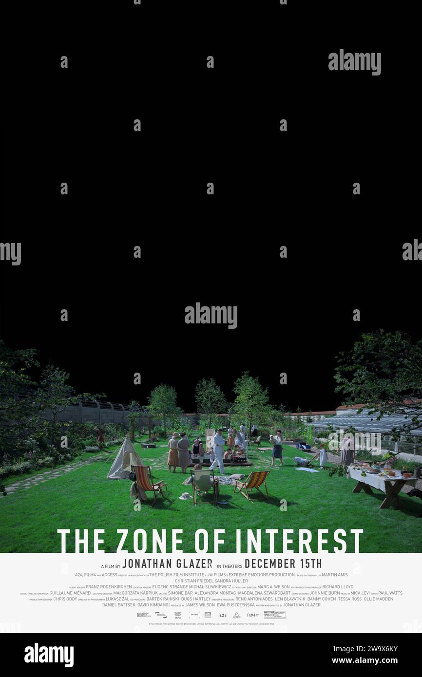 The zone of Interest (2023) réalisé par Jonathan Glazer et mettant en vedette Sandra Hüller Christian Friedel et Freya Kreutzkam. Adaptation du roman de Martin amis sur le commandant d'Auschwitz, Rudolf Höss, et son épouse Hedwig, qui s'efforcent de construire une vie de rêve pour leur famille dans une maison et un jardin à côté du camp. Affiche US une feuille ***USAGE ÉDITORIAL SEULEMENT***. Crédit : BFA / A24 Banque D'Images