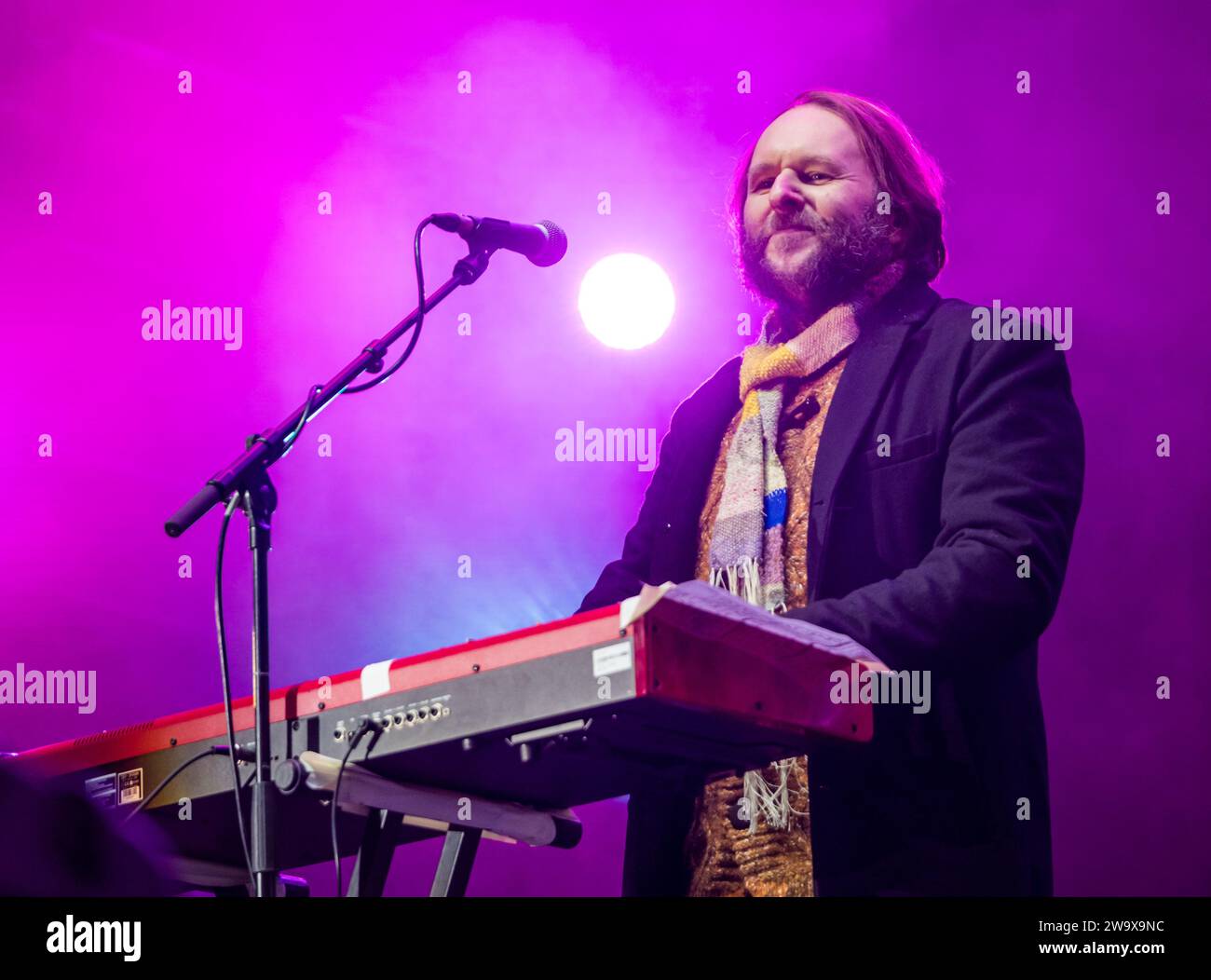 Édimbourg, Écosse, Royaume-Uni, 30 décembre 2023, Édimbourg Hogmanay : les célébrations du nouvel an se poursuivent avec la Night Afore Disco Party au Ross Bandstand avec Björn Again, un hommage musical imitant ABBA, en concert. Crédit Sally Anderson/Alamy Live News Banque D'Images