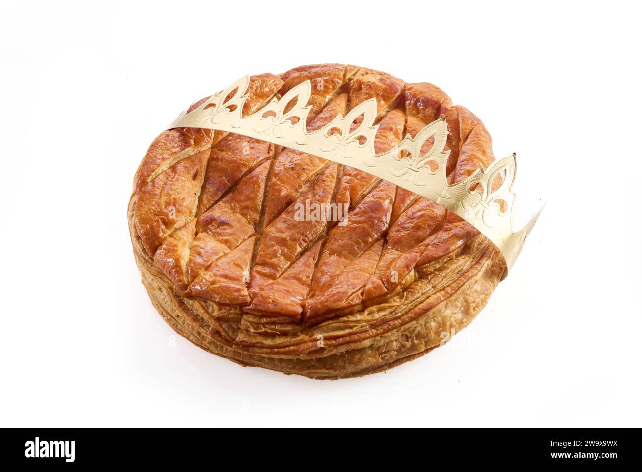 Gâteau Epiphany avec couronne, vue de dessus isolé sur fond blanc Banque D'Images