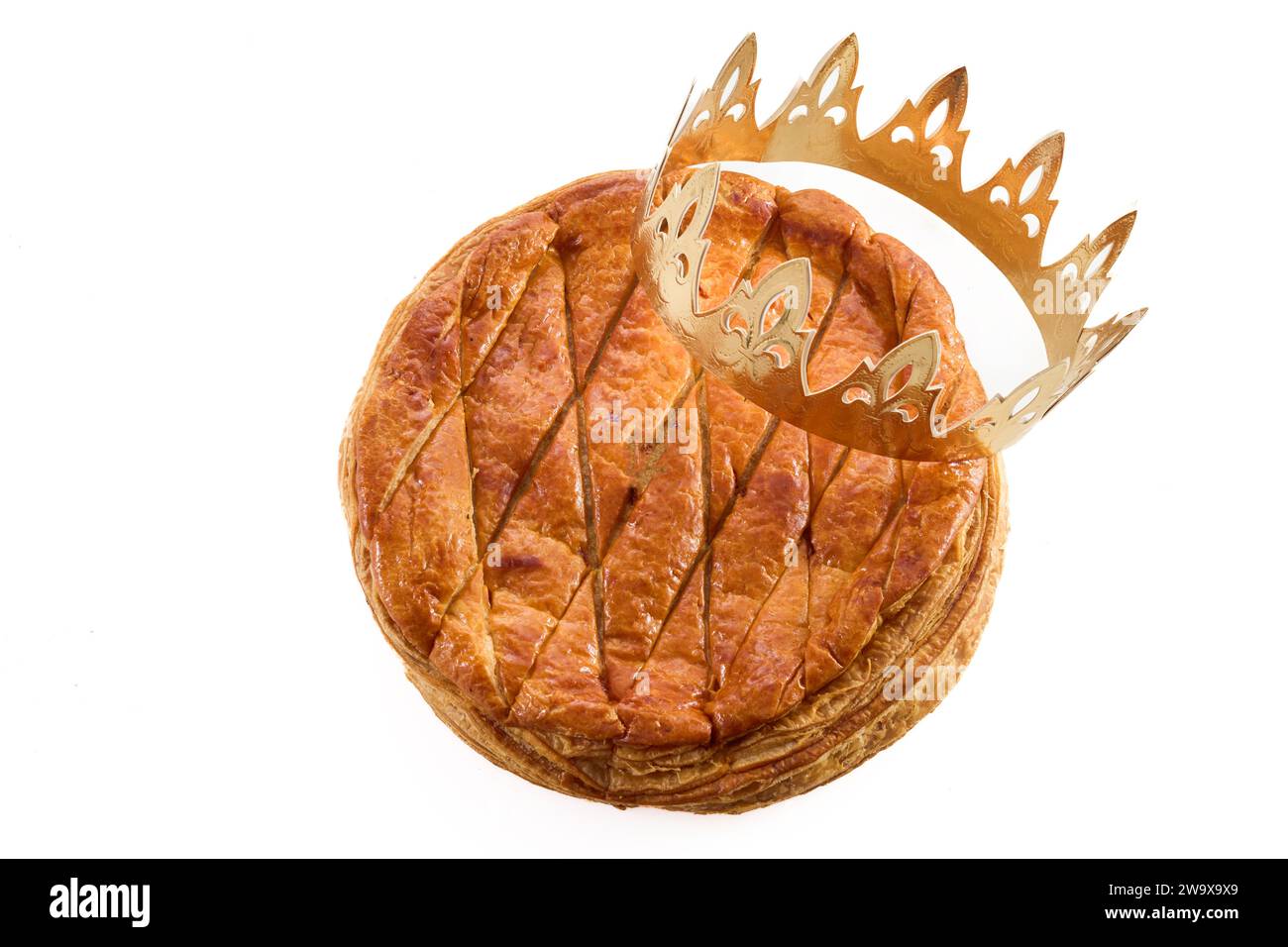 Gâteau Epiphany avec couronne, vue de dessus isolé sur fond blanc Banque D'Images