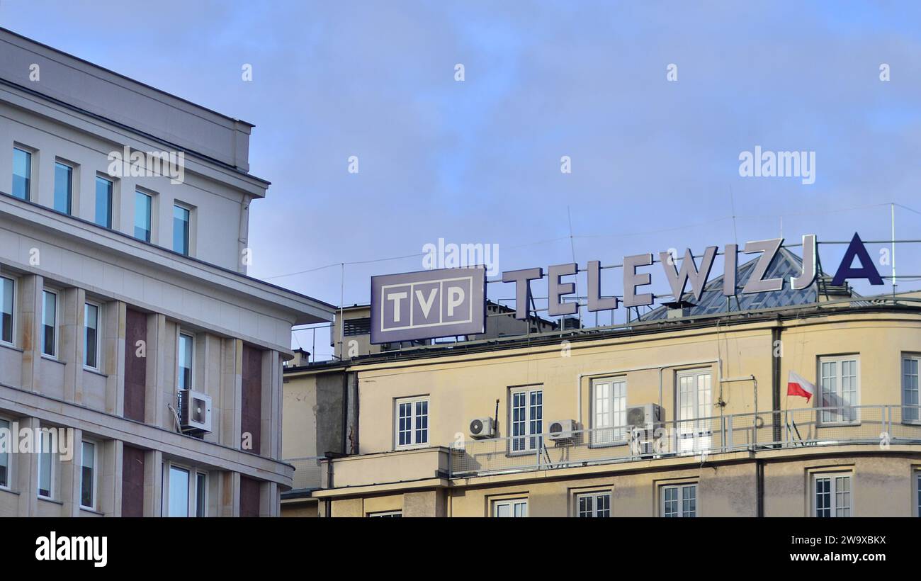 Varsovie, Pologne. 29 décembre 2023. Signalisation sur la façade du bâtiment. TVP Telewizja Polska (télévision polonaise). Le logo du radiodiffuseur public. Banque D'Images