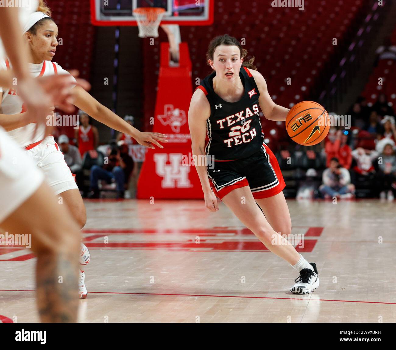 30 décembre 2023 Bailey Maupin (20 ans), garde Texas Tech, déplace le