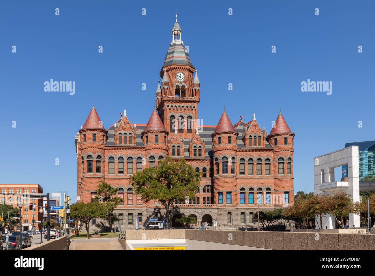 Dallas, États-Unis - 6 novembre 2023 : vue au Old Red Museum de l'histoire et de la culture du comté de Dallas. Le palais de justice du comté de Dallas de 1892, amoureusement connu sous le nom de Old Banque D'Images