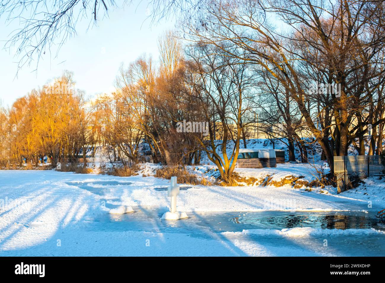 Lac embrassé par le gel, orné d'une croix glacée, symbolisant le Saint baptême le jour de l'Epiphanie. Banque D'Images