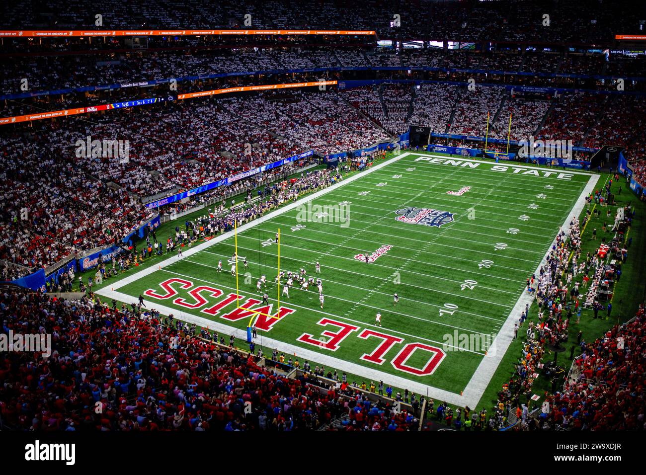 Atlanta, Géorgie, États-Unis. 30 décembre 2023. Penn State s'aligne dans la rezone contre le Mississippi lors du Chick-fil-a Peach Bowl 2023 au Mercedes-Benz Stadium d'Atlanta, Géorgie. (Scott Kinser/CSM). Crédit : csm/Alamy Live News Banque D'Images