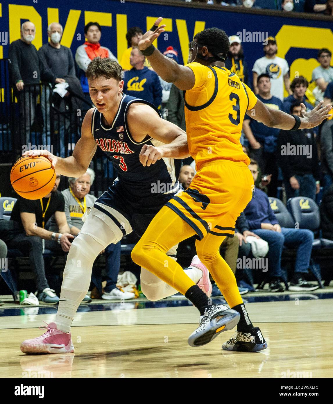 December 29 2023 Berkeley, CA U.S.A. Arizona guard Pelle Larsson (3)goes to the hoop during the NCAA Men's Basketball game between Arizona Wildcats and the California Golden Bears. Arizona beat California100-81 at Haas Pavilion Berkeley Calif. Thurman James / CSM (Credit Image: © Thurman James/Cal Sport Media) (Cal Sport Media via AP Images) Banque D'Images