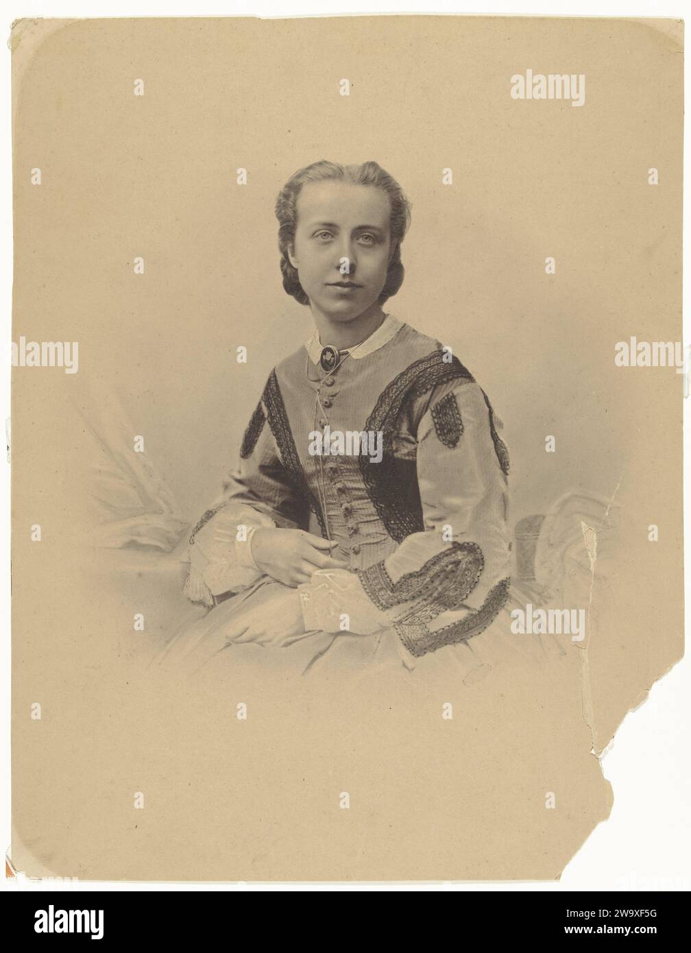 Portrait d'une jeune femme, 1870 - 1900 photographie Portrait d'une jeune femme, avec une robe avec une robe en dentelle, collier fin argent. Imprimé carbone en carton Amsterdam Banque D'Images