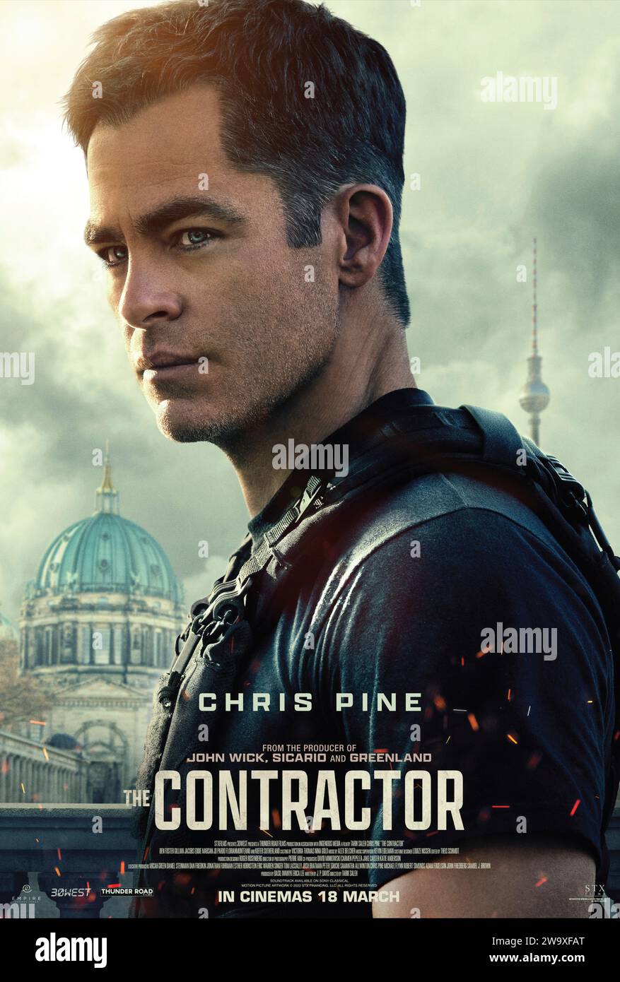 The Contractor (2022) réalisé par Tarik Saleh et mettant en vedette Chris Pine, Gillian Jacobs et Sander Thomas. Un sergent des Forces spéciales américaines déchargé, James Harper, risque tout pour sa famille lorsqu'il rejoint une organisation contractuelle privée. Affiche US une feuille ***USAGE ÉDITORIAL SEULEMENT***. Crédit : BFA / STX Entertainment Banque D'Images