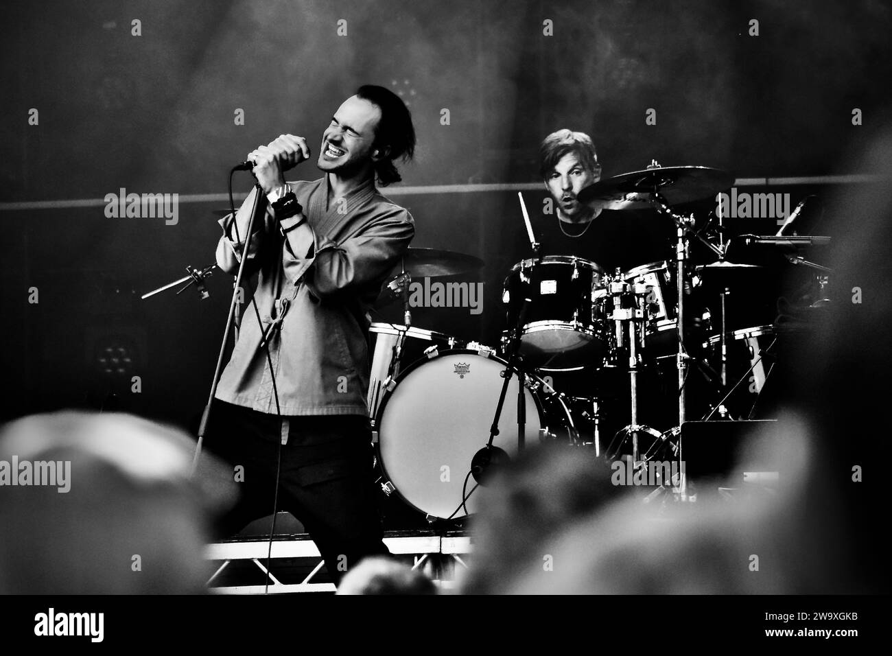 Le chanteur principal Tom Smith et le batteur Ed Lay photographiés en tant que Editors interprètent un concert de haute énergie qui se déroule à Darlington, en 2023. Crédit James Hind/Alamy Banque D'Images