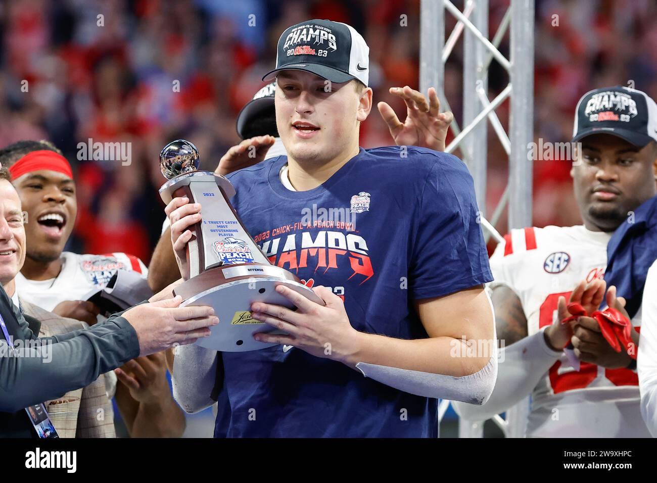 Atlanta, Géorgie. 30 décembre 2023. Caden Prieskorn de Ole Miss est nommé joueur offensif du match au Chick-fil-A Peach Bowl au Mercedes-Benz Stadium à Atlanta, en Géorgie. OLE Miss bat Penn State, 38-25. Cecil Copeland/CSM/Alamy Live News Banque D'Images