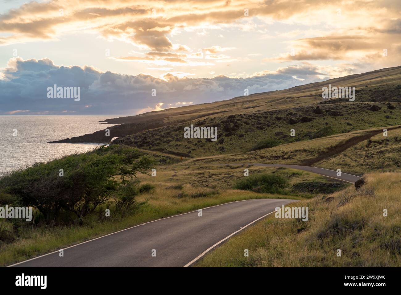 Piilani Highway s'incurve le long de la côte sud de Maui au coucher du soleil. Banque D'Images