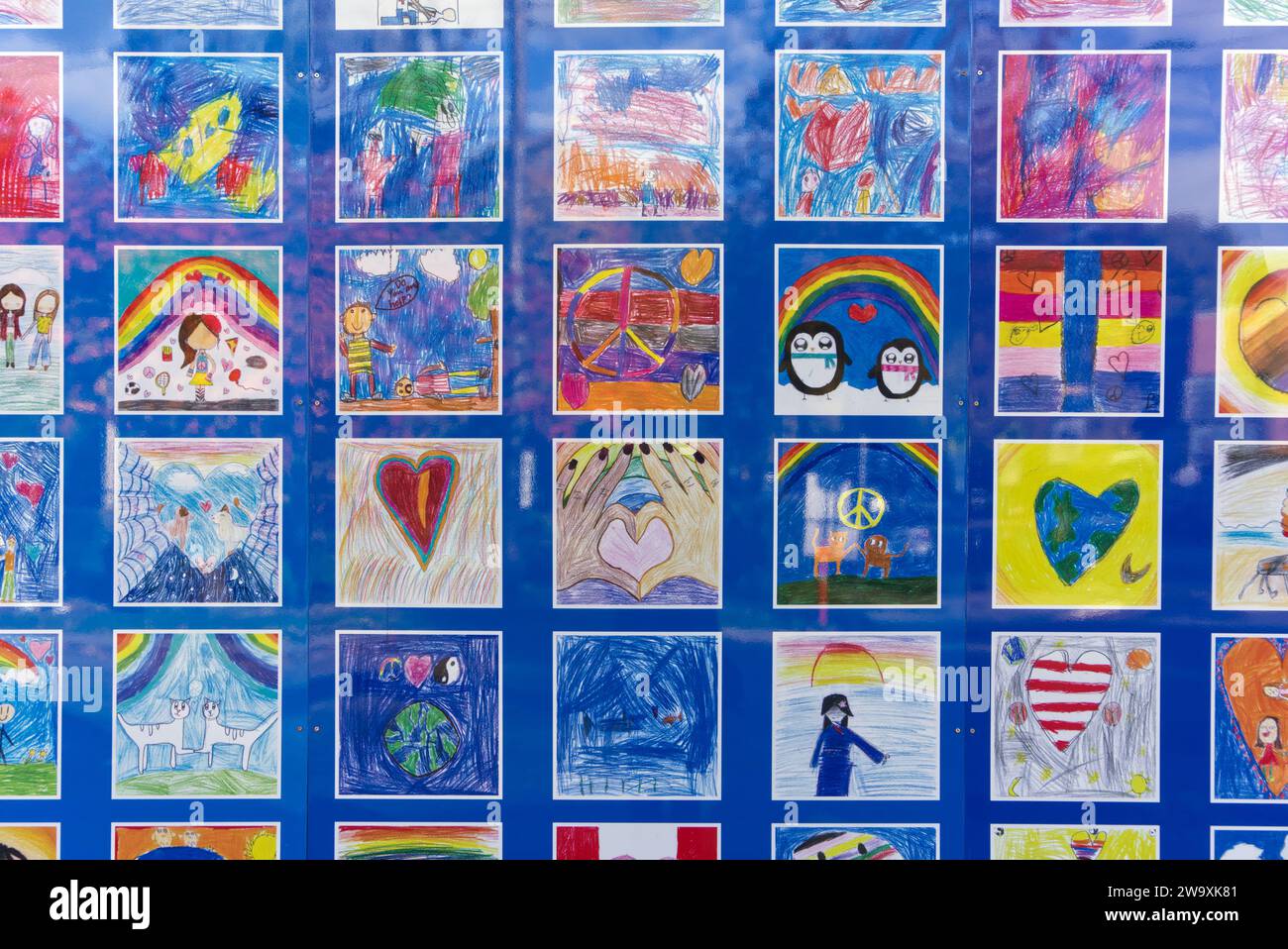 Art coloré des enfants de l'école primaire affiché sur un mur Banque D'Images