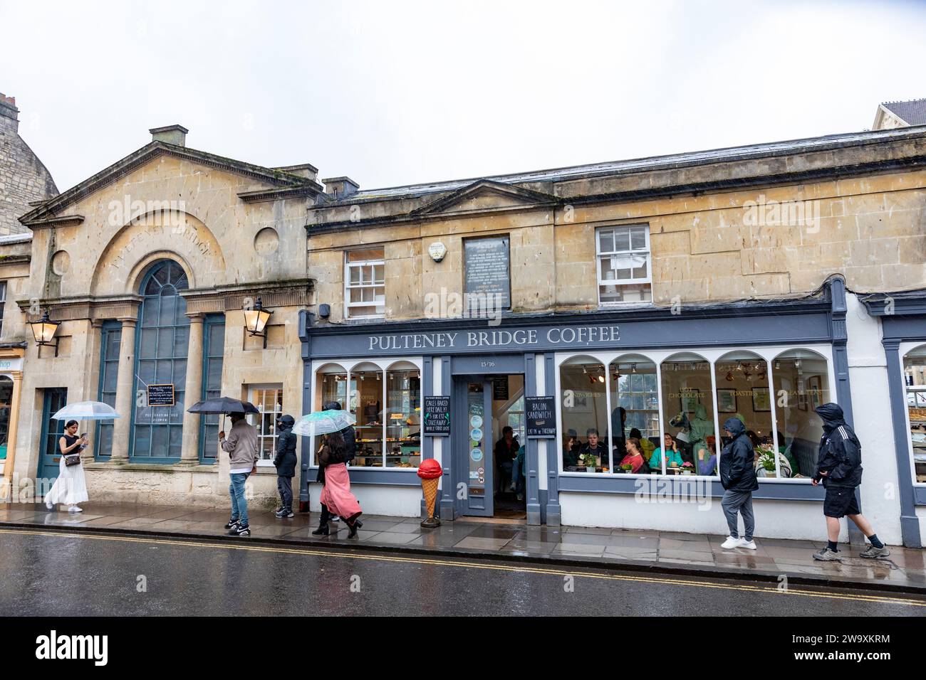 Centre-ville de Bath dans le Somerset, café Pulteney Bridge, Angleterre, 2023 Banque D'Images