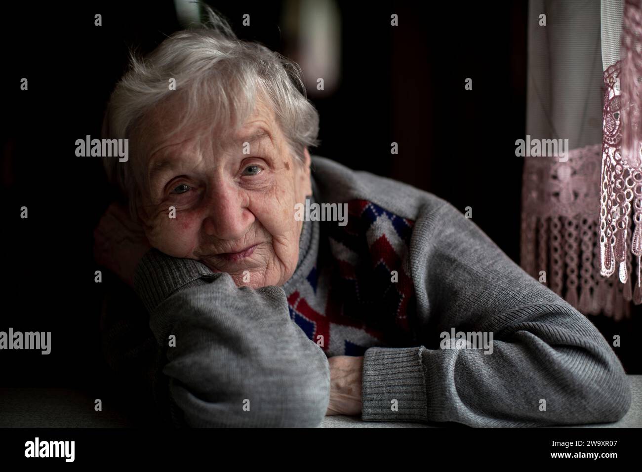 Portrait rapproché d'une femme plus âgée. Banque D'Images