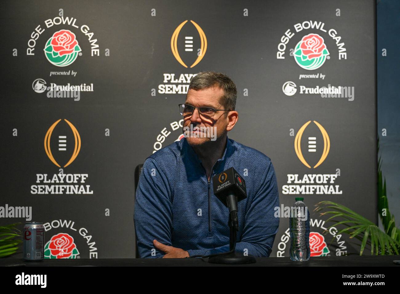 Jim Harbaugh, entraîneur-chef des Michigan Wolverines, lors de la journée des médias du Rose Bowl, samedi 30 décembre 2023, à Pasadena, CA. Banque D'Images