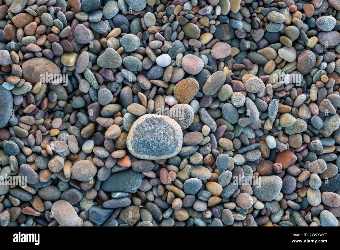 Cailloux givrés sur la plage. Morayshire, Écosse Banque D'Images