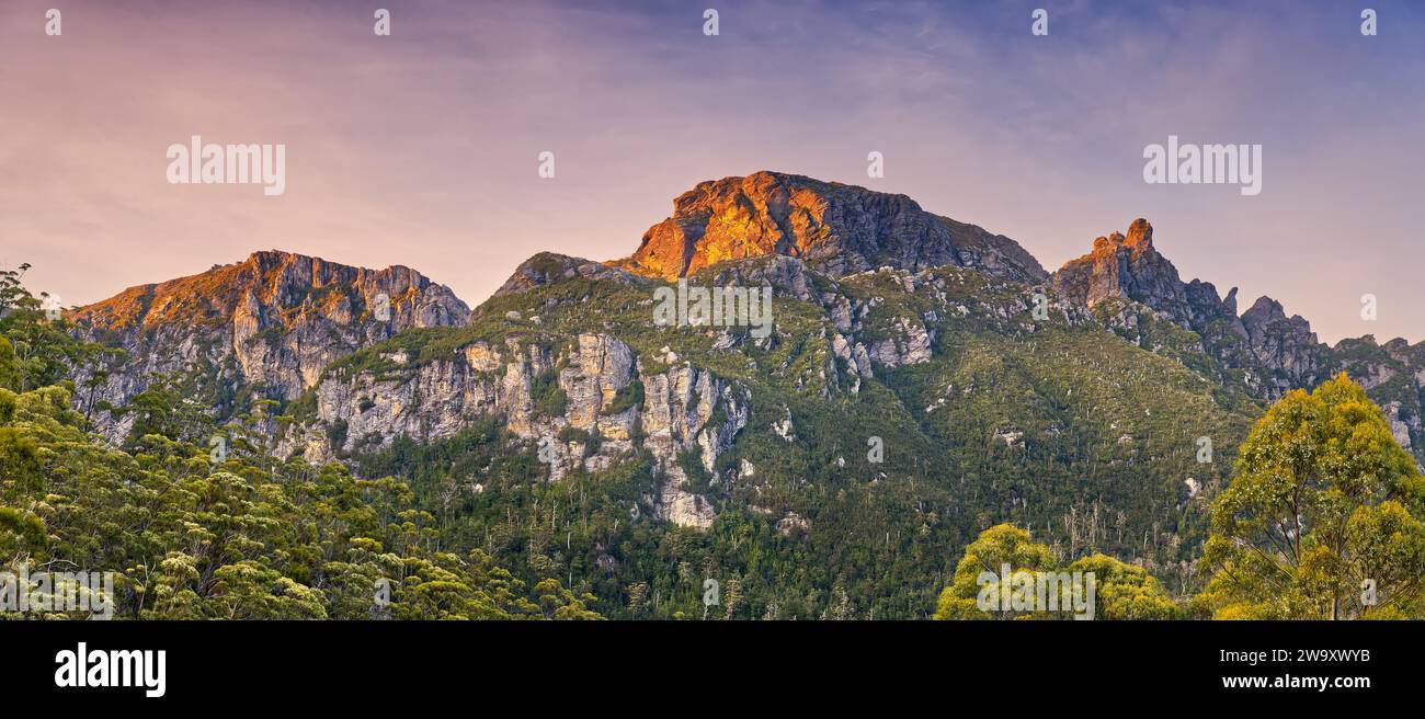 Philp's Peak illuminé par le lever du soleil tôt le matin depuis le terrain de camping du lac Vera, parc national Franklin-Gordon Wild Rivers, Tasmanie, Australie Banque D'Images