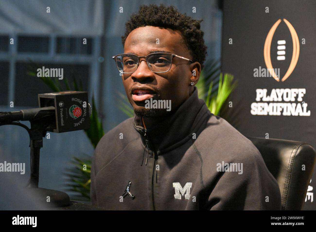 Michigan Wolverines Cornerback Mike Sainristil lors de la journée des médias du Rose Bowl, samedi 30 décembre 2023, à Pasadena, CA. Banque D'Images