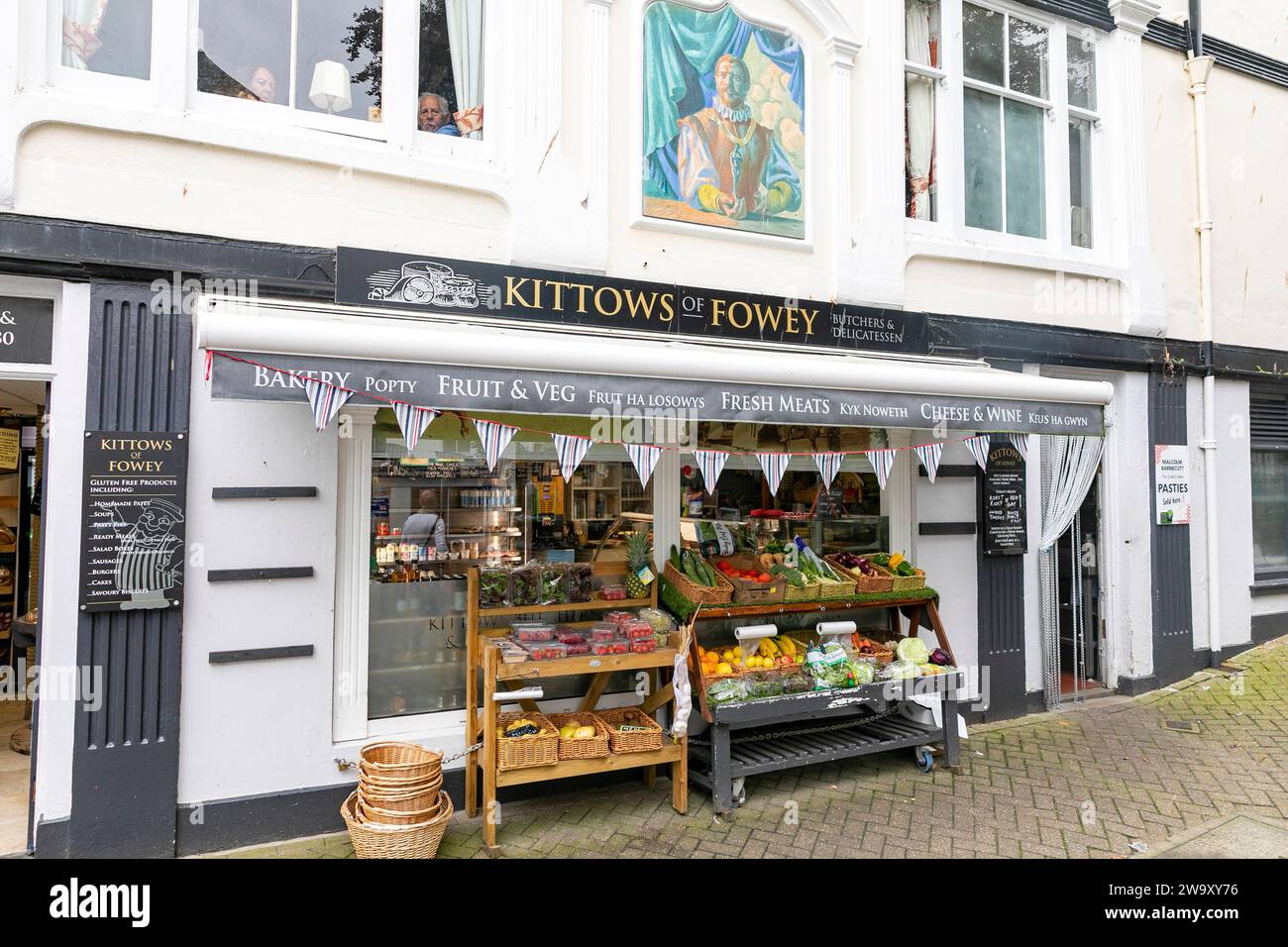 Fowey en Cornouailles, une ville de pêche portuaire sur la côte sud de l'Angleterre, Kittows of Fowey boulangerie et épicerie, Angleterre, Royaume-Uni Banque D'Images