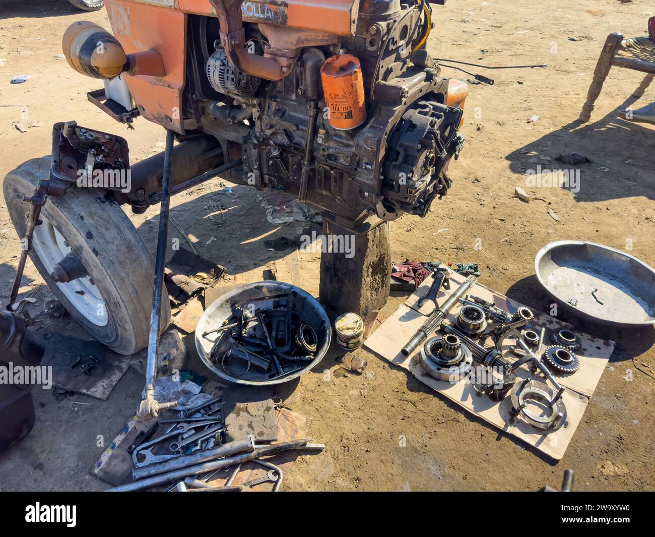 Mécanicien démonter le moteur du tracteur pour réparer la boîte de vitesses et la transmission : 04 décembre 2023 - Swat, Pakistan. Banque D'Images