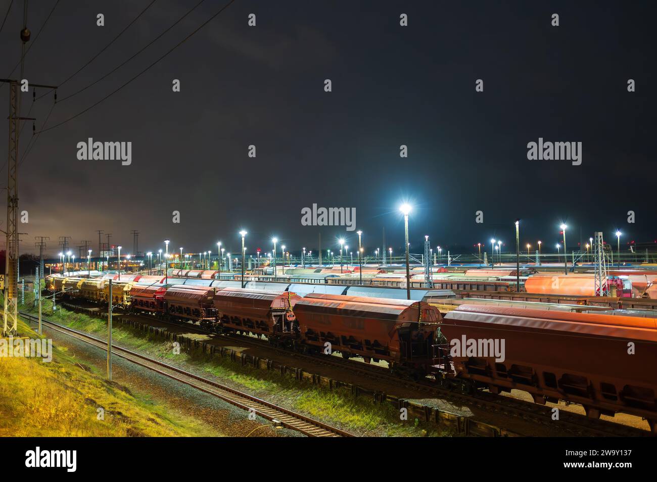 Wagon de marchandises la nuit dans une gare Banque D'Images