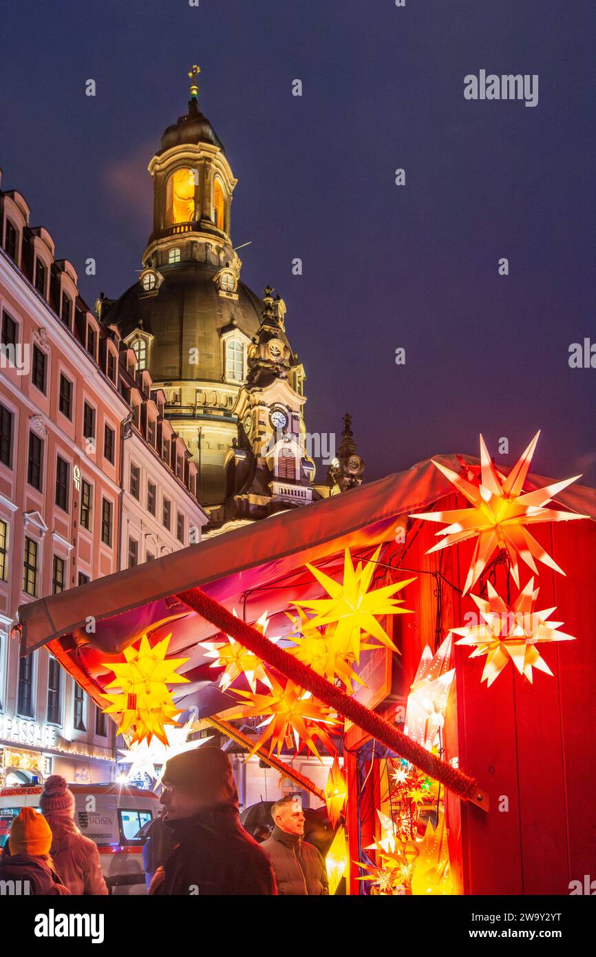 Marché de Noël sur la place Neumarkt, église Frauenkirche, stand de vente pour Herrnhuter Stern (étoile morave) Banque D'Images