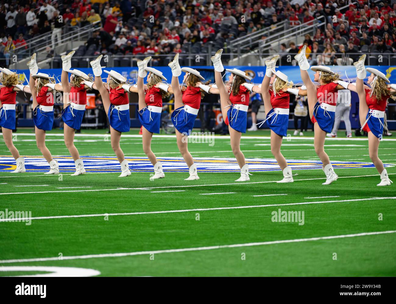 Arlington, Texas, États-Unis. 29 décembre 2023. Kilgore Rangerettes joue avant le match de football de la NCAA entre les Tigers du Missouri et les Buckeyes de l'Ohio State au AT&T Stadium d'Arlington, Texas. Matthew Lynch/CSM/Alamy Live News Banque D'Images