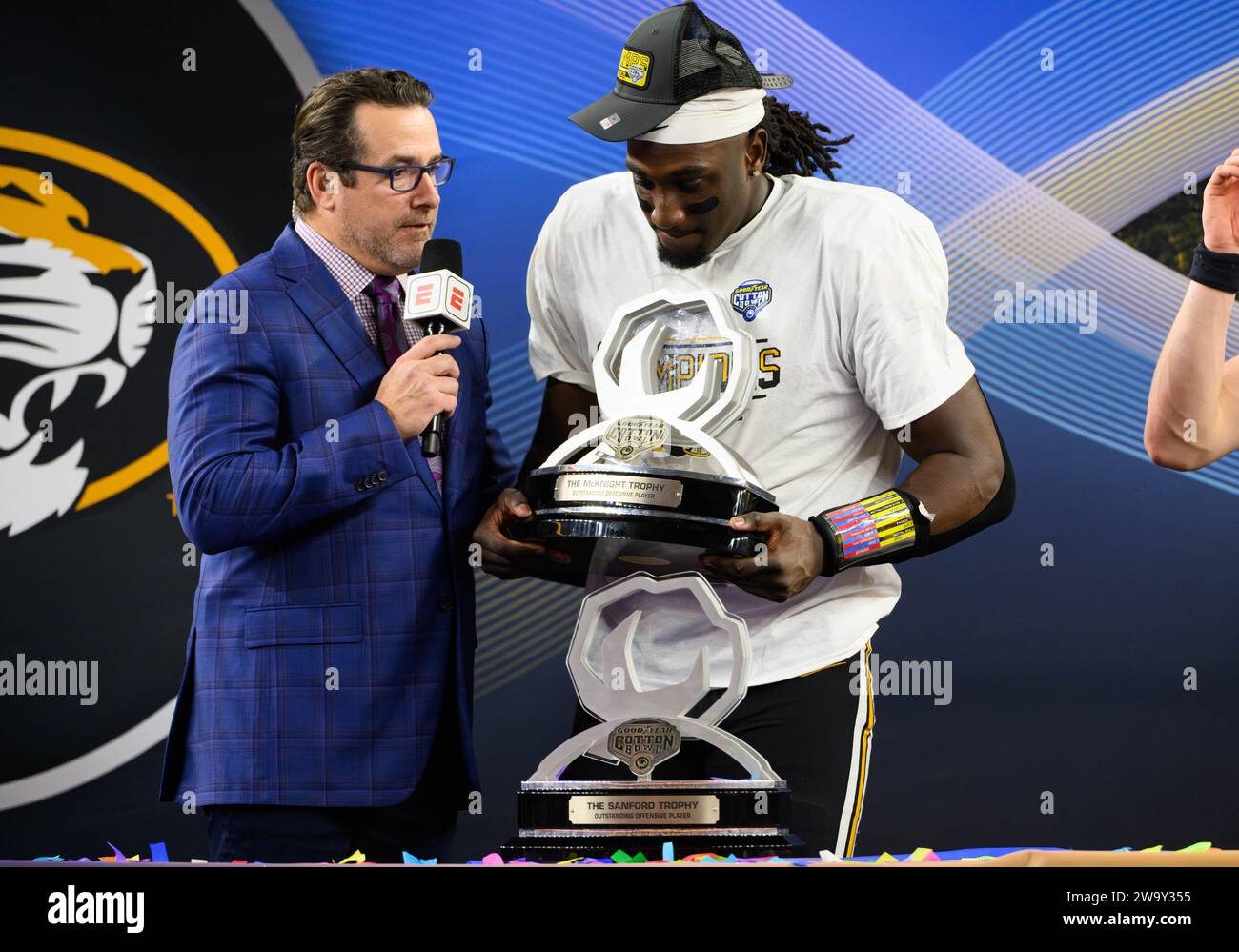 Arlington, Texas, États-Unis. 29 décembre 2023. Johnny Walker Jr. (15), joueur de ligne défensif des Tigers du Missouri, célèbre avoir remporté le titre de MVP défensif après le match de football de la NCAA entre les Tigers du Missouri et les Buckeyes de l'Ohio State au stade AT&T d'Arlington, Texas. Matthew Lynch/CSM/Alamy Live News Banque D'Images