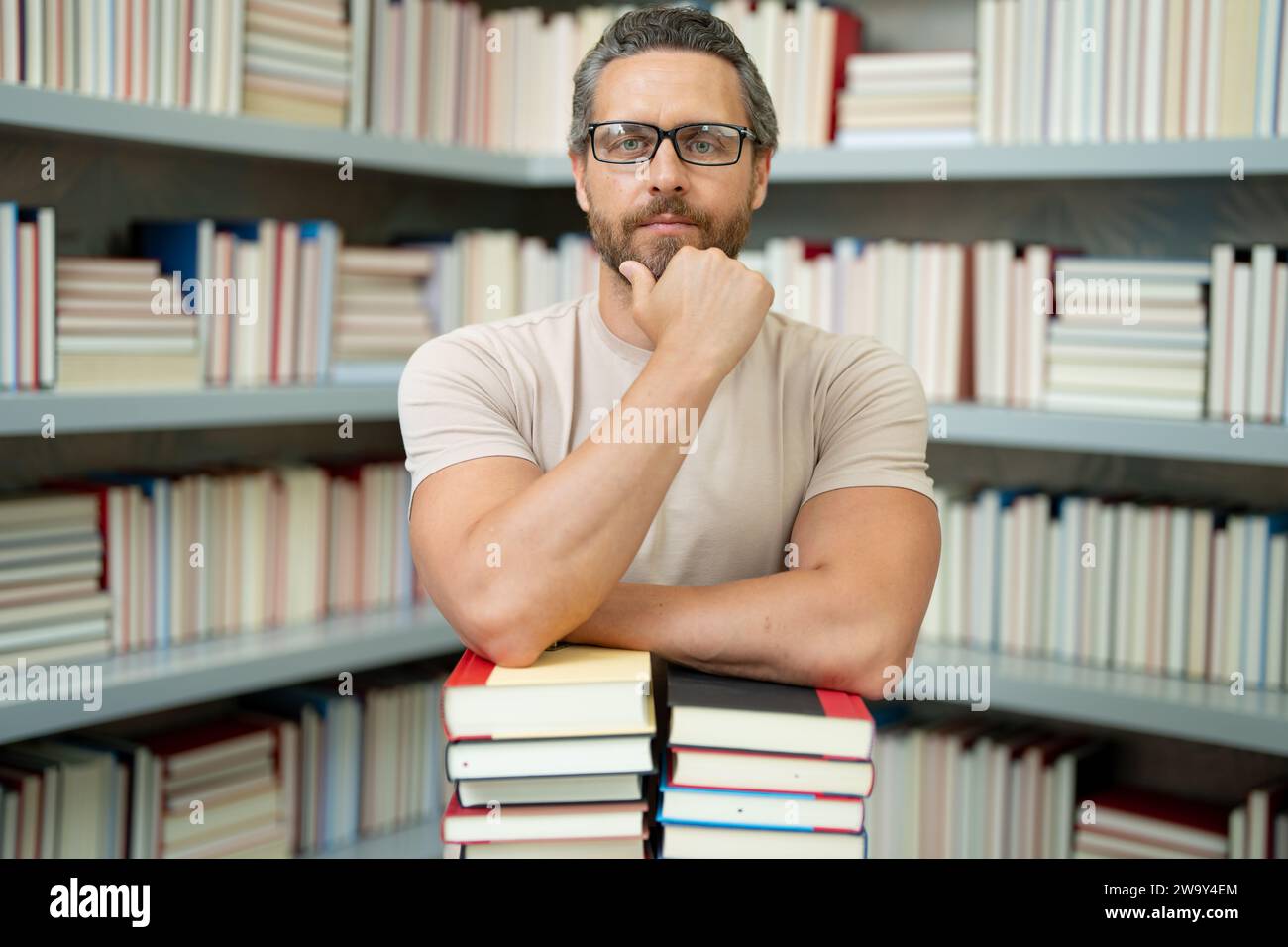 Journée des enseignants. Professeur tuteur en classe scolaire. Connaissances, éducation. Homme avec livre enseignement leçon en classe. Examen universitaire. Étudier enseigner à l'université Banque D'Images