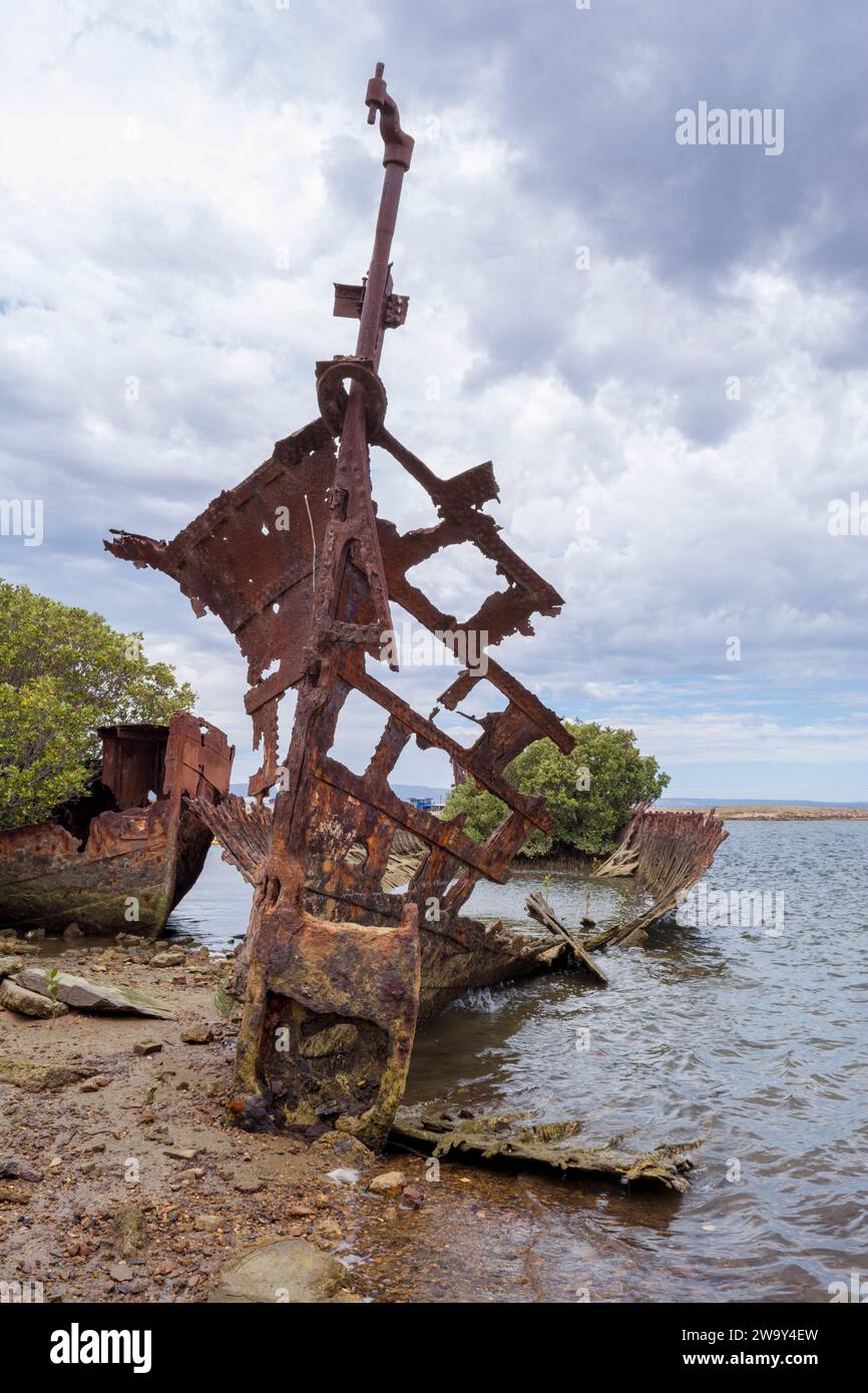 La coquille corrosive d'une épave de navire à coque en acier partiellement submergée à Garden Island, Port Adelaide, Australie méridionale. Le navire à l'avant est inconnu, mais le Banque D'Images