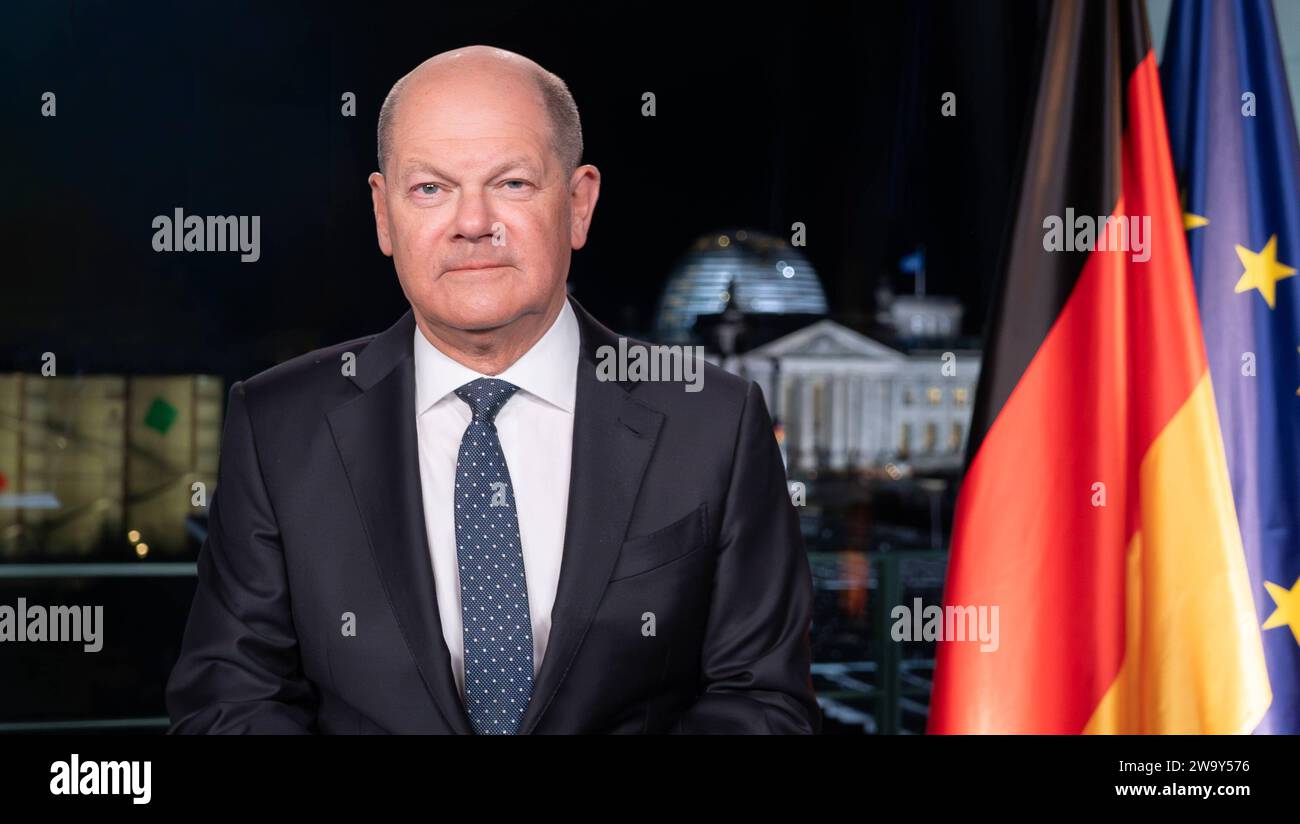 Neujahrsansprache 2024 von Bundeskanzler OLAF Scholz im Bundeskanzleramt TV-Aufzeichnung vom 29.12.2023 Sperrfrist für redaktionelle Verwendung 31.12.2023, 00:00 UhrNeujahrsansprache 2024 von Bundeskanzler OLAF Scholz im Bundeskanzleramt TV-Aufzeichnung Verwom für 2023.00:00.29.12.2023, Uredwrist 31.12 Berlin Berlin Deutschland Bundeskanzleramt *** nouvel an discours 2024 du Chancelier fédéral OLAF Scholz à la Chancellerie fédérale enregistrement TV à partir de 29 12 2023 période d'embargo pour usage éditorial 31 12 2023, 00 00 heures nouvel an discours 2024 du Chancelier fédéral OLAF S. Banque D'Images