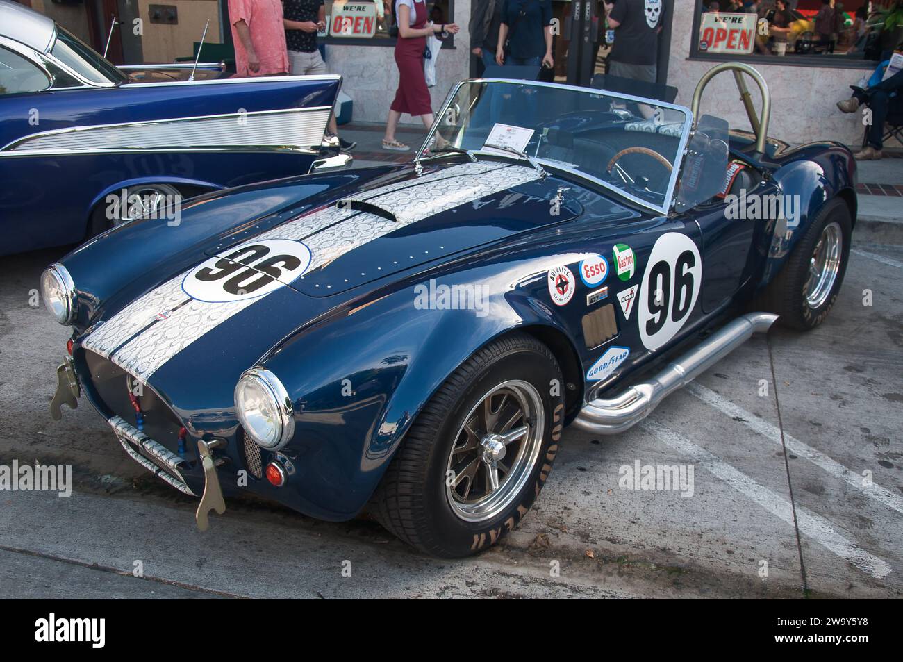 Burbank, Californie, États-Unis - 3 août 2019. Une voiture de sport bleue Shelby Cobra 1965 au Burbank CA Classic car Show Banque D'Images