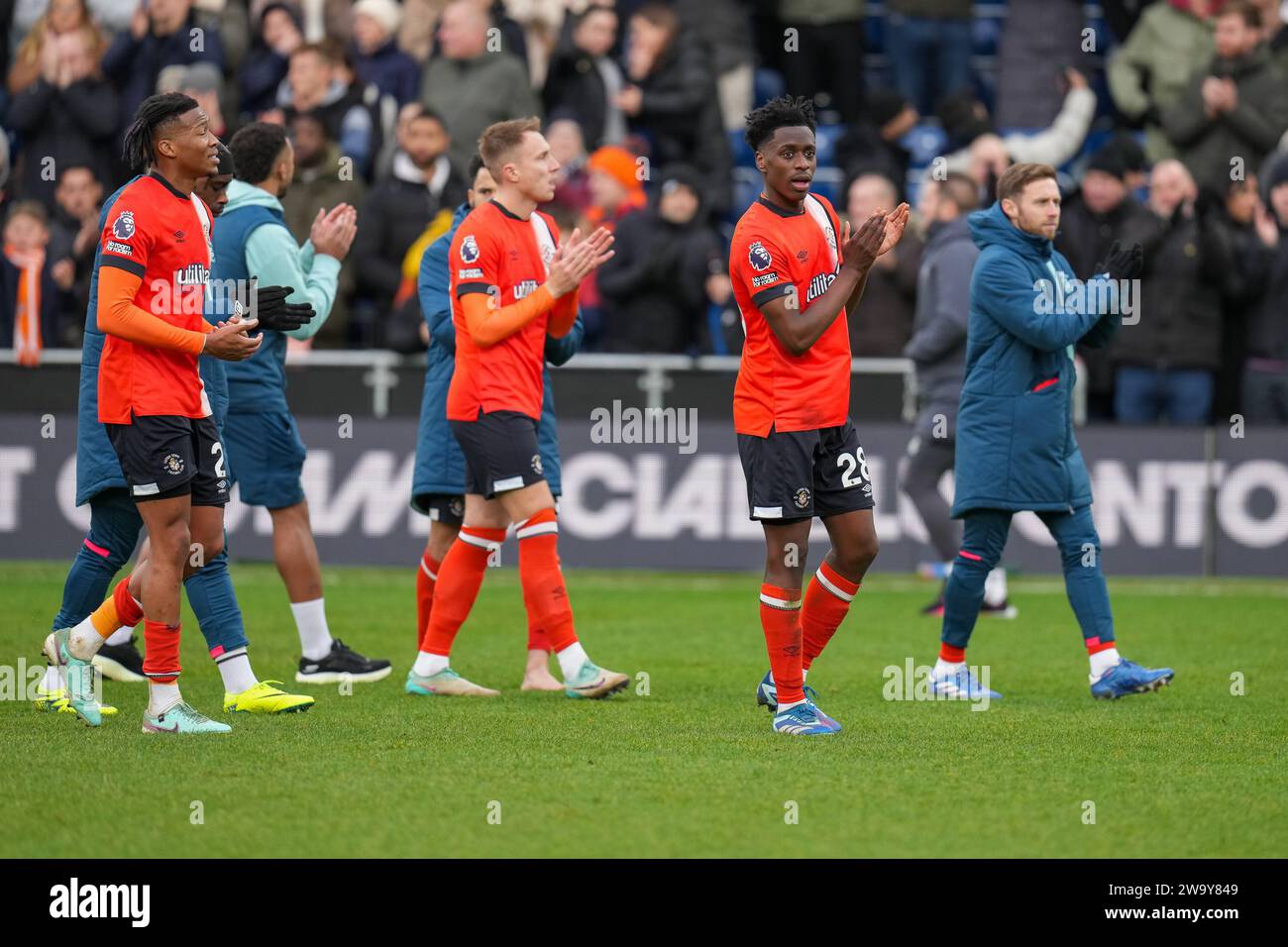 Luton, Royaume-Uni. 30 décembre 2023. Gabe Osho (2), Cauley Woodrow (10) et Albert Sambi Lokonga (28) de Luton Town après le match de Premier League entre Luton Town et Chelsea à Kenilworth Road, Luton, Angleterre le 30 décembre 2023. Photo de David Horn. Crédit : Prime Media Images/Alamy Live News Banque D'Images