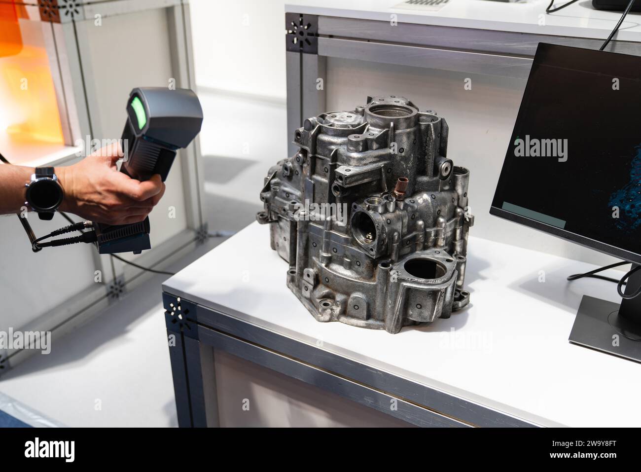 Ingénieur scanne les détails avec le scanner 3D pour la rétro-ingénierie. Banque D'Images