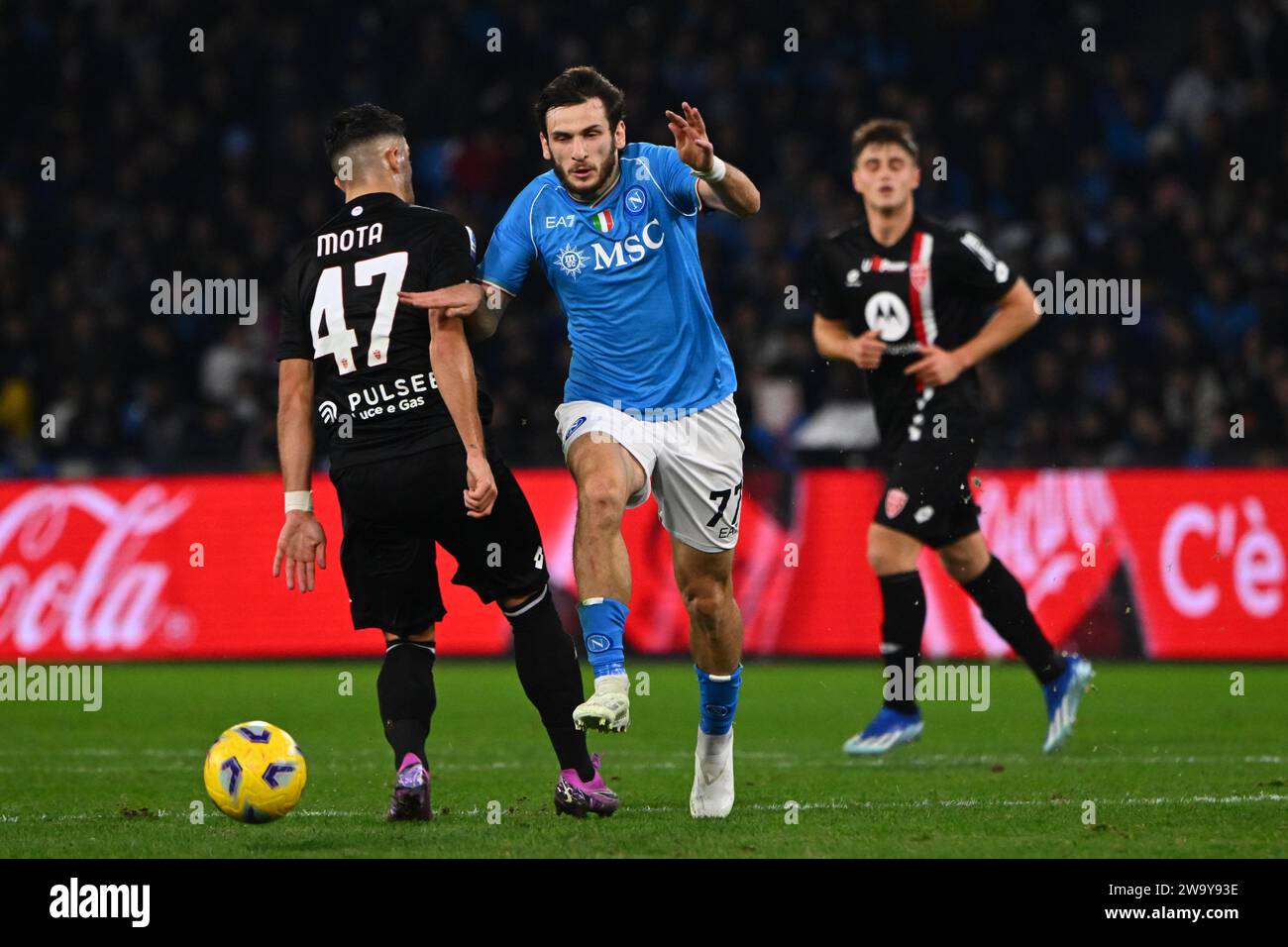 Khvicha Kvaratskhelia de SSC Napoli et Dany Mota de AC Monza concourent pour le match Serie A TIM entre SSC Napoli et AC Monza à Diego Armando Mara Banque D'Images