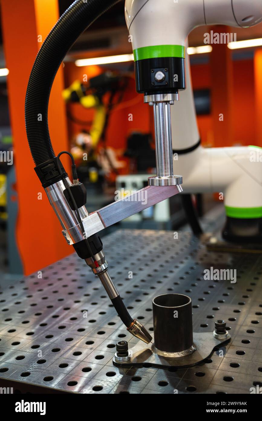 Robot de soudage automatique dans une usine moderne en opération.. Banque D'Images