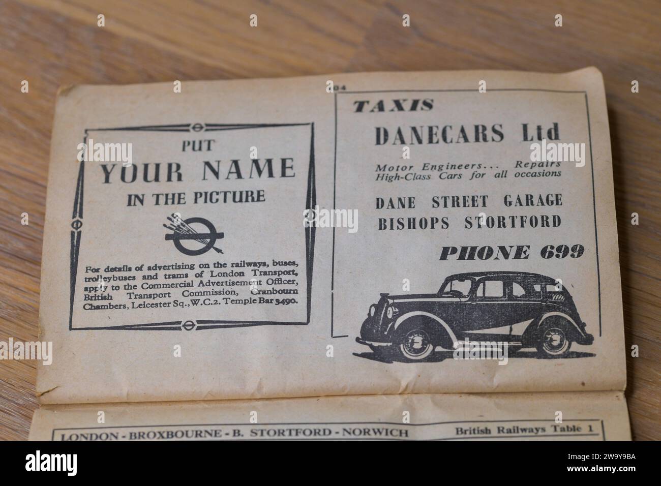 Pages tirées d'un horaire local Road and Rail de 1952, D'Une publication de transport de Londres, Epping Loughton et District, annonces originales Banque D'Images