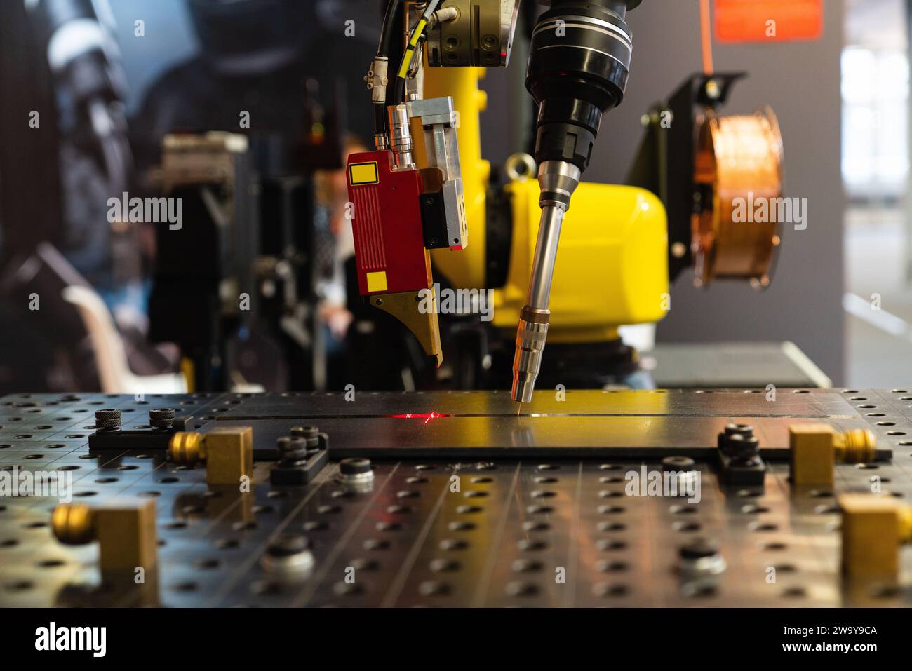 Robot de soudage automatique dans une usine moderne en opération.. Banque D'Images