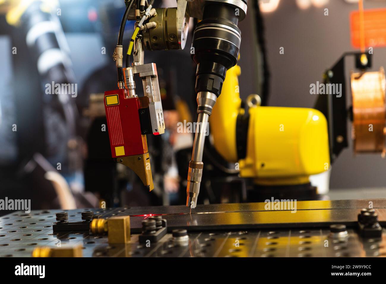 Robot de soudage automatique dans une usine moderne en opération.. Banque D'Images