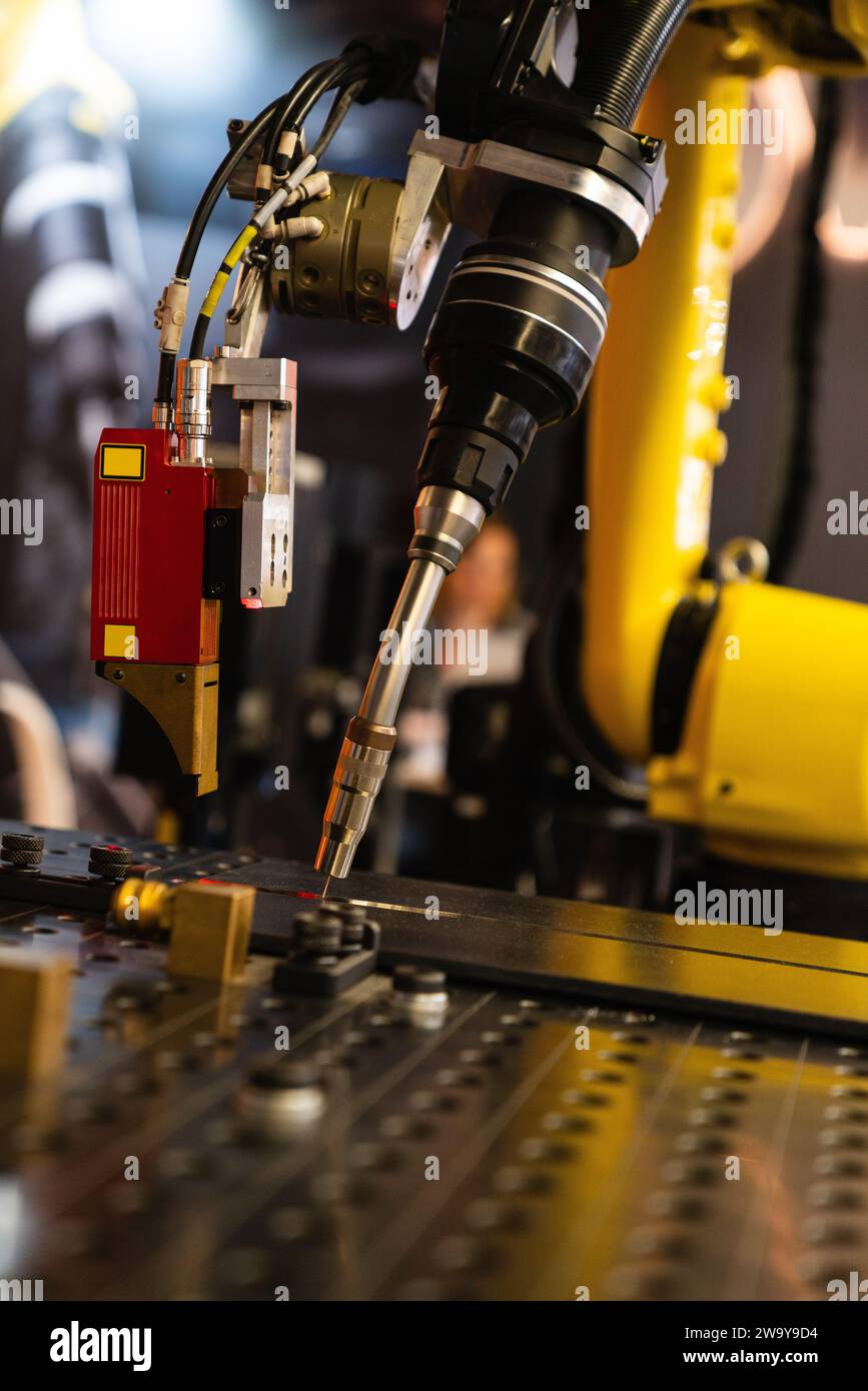 Robot de soudage automatique dans une usine moderne en opération.. Banque D'Images