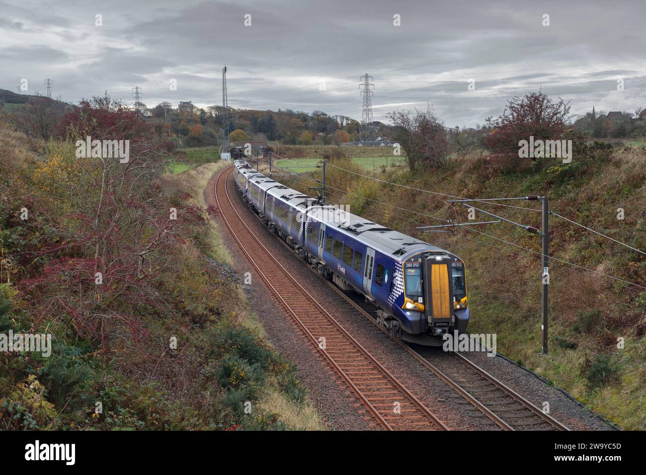 Trains électriques ScotRail de classe 380 passant dans la campagne de l'Ayrshire près de West Kilbride, Écosse, Royaume-Uni Banque D'Images