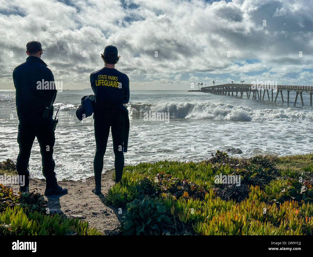 30 décembre 2023, Santa Barbara/Ventura, Californie, États-Unis: deux Life Guards expérimentés gardent un œil sur les surfeurs et les spectateurs du diable d'ardre tandis que Monster, King Tides, apporte des vagues spectaculaires après la tempête à la belle Rincon point, au sud de Carpinteria dans le comté de Santa Barbara et juste au nord de Ventura, le 30 décembre 2023 (Credit image : © Amy Katz/ZUMA Press Wire) À USAGE ÉDITORIAL UNIQUEMENT ! Non destiné à UN USAGE commercial ! Banque D'Images