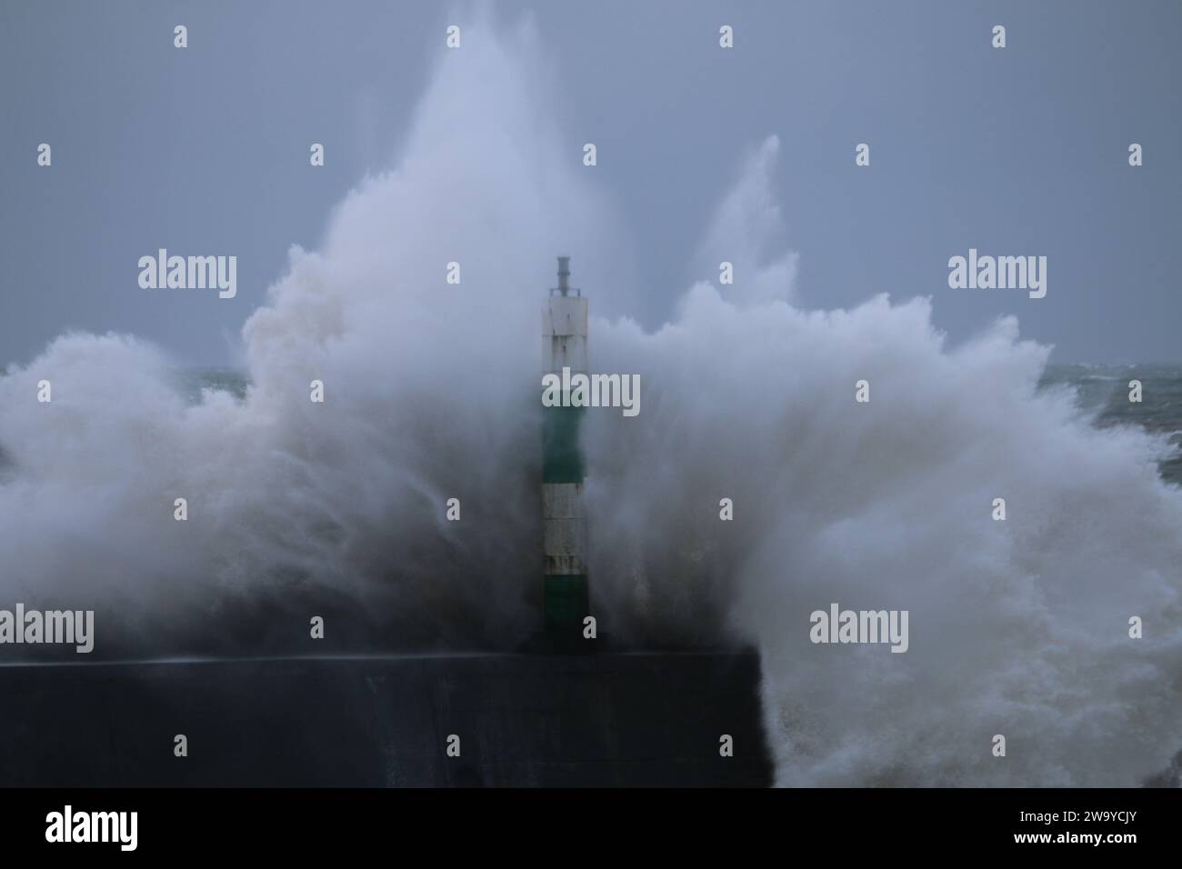 Aberystwyth pays de Galles UK météo 31st décembre 2023. D'énormes vagues entraînées par des vents féroces frappent la vieille ville victorienne sur la côte ouest alors qu'une tempête hivernale balaye le pays de Galles et le reste du Royaume-Uni, des rafales de vent atteignant 80 km/h frappent durement la vie et les biens. Crédit : mike davies/Alamy Live News Banque D'Images