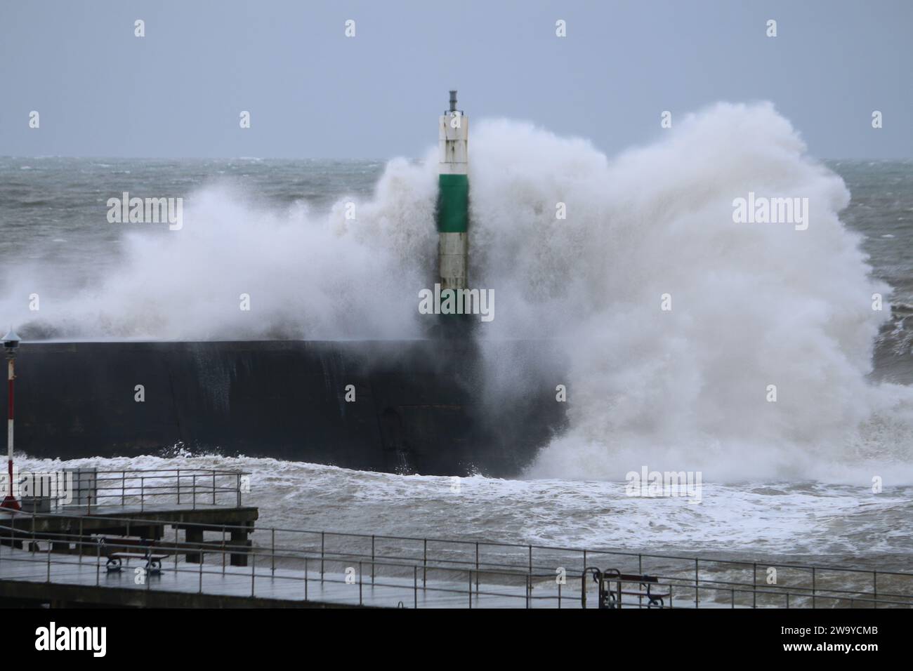 Aberystwyth pays de Galles UK météo 31st décembre 2023. D'énormes vagues entraînées par des vents féroces frappent la vieille ville victorienne sur la côte ouest alors qu'une tempête hivernale balaye le pays de Galles et le reste du Royaume-Uni, des rafales de vent atteignant 80 km/h frappent durement la vie et les biens. Crédit : mike davies/Alamy Live News Banque D'Images